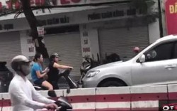 Clip: Hai phụ nữ đi xe máy ngược chiều chặn đầu mắng chửi ô tô