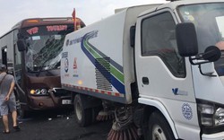 Xe khách lao vào xe quét rác trên cao tốc, 10 người bị thương