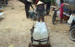 Bình Định: Cảnh sát huy động cả xe PCCC cấp nước cho dân vùng hạn