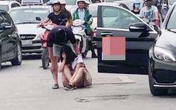 Cãi nhau với bạn trai, cô gái mở cửa ô tô gào khóc giữa phố Hà Nội