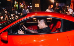 Tuấn Hưng gây náo loạn đường phố Sài thành khi lái Ferrari 16 tỷ đi hát ở bar