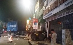 Xe container lao vào ngân hàng, đâm sập tường nhà dân ở Sài Gòn