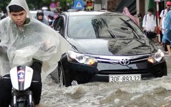 Nhiều tuyến đường Hà Nội ngập nặng vào giờ tan tầm sau cơn mưa lớn