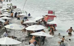 Sóng lớn bất ngờ ập vào bờ xô ngã hàng trăm du khách trên bãi biển