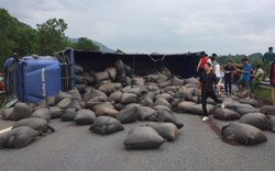 Yên Bái: Xe tải chở chè lật nghiêng, cao tốc Nội Bài - Lào Cai ách tắc