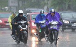 Ảnh, clip: Người Hà Nội căng mình đi trong mưa lớn, gió lốc mạnh