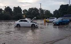 Ô tô chết máy, hỗn loạn trong ngập lụt tại "thiên đường" ở Hà Nội