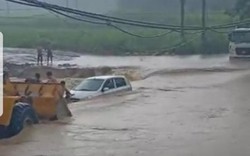 Phú Thọ: Cố tình đi qua đập tràn, xe ô tô bị nước lũ cuốn trôi