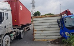 Thùng container rơi trúng ôtô tải ở Sài Gòn, tài xế may mắn thoát nạn