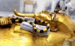 Quan tài mạ vàng của hoàng đế Ai Cập Tutankhamun lần đầu tiên rời lăng mộ 3.300 năm