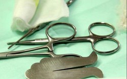 Đến viện phẫu thuật bàng quang, cụ ông 70 bị "đè ra" cắt bao quy đầu