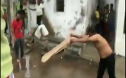 Ấn Độ: Cá sấu "nổi loạn" trên phố, người đàn ông dùng chiêu đặc biệt khuất phục