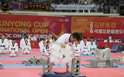 Võ sư Taekwondo dùng tay không công phá 3 khối nước đá