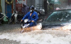 Ảnh: Mưa lớn bất chợt biến phố Hà Nội thành sông chỉ sau 30 phút