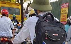 Xúc động hình ảnh nam sinh túi to túi nhỏ, đạp xe lên phố nhập học