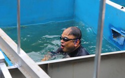 Clip: Xem chuyên gia Nhật Bản bơi lội, rửa mặt trên sông Tô Lịch