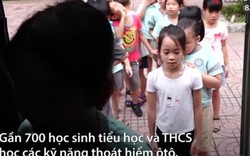 Hàng trăm học sinh học phát còi cảnh báo, thoát khỏi xe ôtô đóng kín