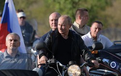 Putin lái motor phân khối lớn 'cực ngầu' chở lãnh đạo Crimea