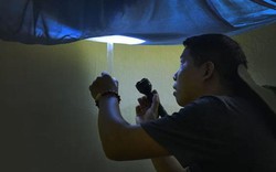 Soi đèn bắt muỗi sốt xuất huyết ở Hà Nội