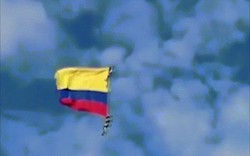 Hãi hùng khoảnh khắc hai binh sĩ Colombia rơi xuống đất khi đu dây trực thăng