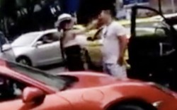 TQ: Vợ lái xe sang Porsche làm loạn trên đường, chồng cảnh sát trưởng "lãnh đủ"