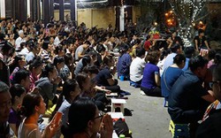Ảnh, clip: Người dân ngồi kín sân chùa Phúc Khánh dự đại lễ Vu Lan