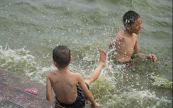 Người Hà Nội đổ xô ra Hồ Tây tắm giải nhiệt, trời bỗng đổ mưa to