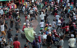 "Cô hồn sống" mang lưới, vợt đi giật đồ cúng náo loạn phố Sài Gòn