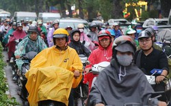 Ảnh: Nhiều tuyến đường Hà Nội hỗn loạn vì cơn mưa bất chợt