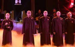 Tân Nhàn gây ấn tượng khi đưa các nhà sư lên sân khấu đêm nhạc “Tứ ân”
