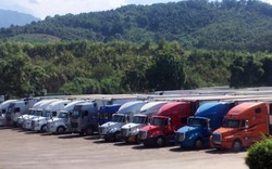Vì sao hàng trăm xe thanh long tắc nghẽn ở cửa khẩu Lào Cai?