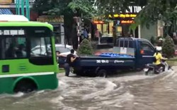 Thái Nguyên: Mưa lớn 1 tiếng, trung tâm thành phố biến thành 'sông'