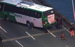 Nóng: Đặc nhiệm bắn tỉa hạ gục kẻ cướp xe buýt bắt cóc 37 hành khách