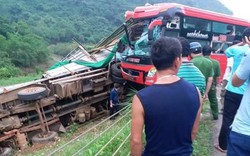 Xe khách gặp tai nạn kinh hoàng, 16 người thương vong