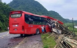 Hòa Bình: Ô tô khách tông xe tải, 16 người thương vong