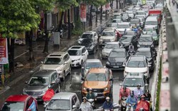 Hà Nội tắc đường khủng khiếp, người dân "chôn chân" dưới mưa