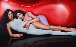 Chị em Kim Kardashian gây chú ý với kiểu quần bên còn bên mất