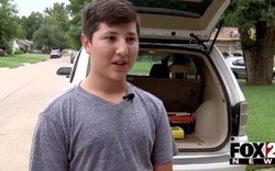 Cậu bé 12 tuổi nhanh trí đập vỡ kính ô tô cứu bé 2 tuổi bị bỏ quên