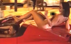 Cô gái trẻ khỏa thân trên nóc siêu xe Ferrari