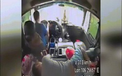 “Đứng tim” với clip tài xế bất tỉnh khi lái xe và pha xử lý “thần thánh” của phụ xe