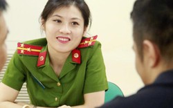 Ảnh: Nữ công an Hà Nội phục vụ người dân ngày "Chủ nhật tình nguyện"