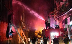 Cháy dữ dội công ty Rạng Đông, người dân lăn xả giúp lính cứu hỏa