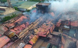 Flycam: Toàn bộ nhà xưởng Cty Rạng Đông bị thiêu rụi, lửa vẫn âm ỉ