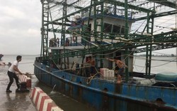 Ngư dân Nghệ An chằng chống nhà cửa, neo tàu "chạy đua" với bão số 4