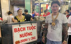 Clip: Xuất hiện người đàn ông đeo 100 cây vàng đứng bán ốc trên phố Sài Gòn