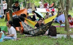 Đi chơi lễ, người dân dựng lều, mắc võng ngủ la liệt trong công viên