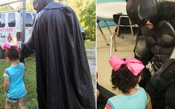 Mỹ: Bị bạn cùng lớp bắt nạt, bé gái 3 tuổi được mẹ cử hẳn “Người Dơi” đưa đi học