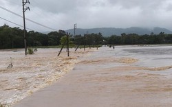 Miền Trung hứng chịu mưa lũ do áp thấp nhiệt đới, 1 người tử vong