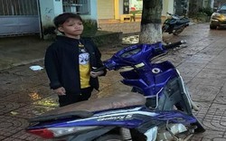 Cháu bé 13 tuổi chạy xe máy gần 300km từ Kon Tum qua Đắk Lắk vì nhớ ông bà nội 