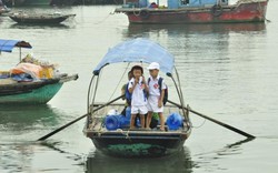 Vất vả vận động, đưa trẻ làng chài vịnh Hạ Long lên bờ học chữ